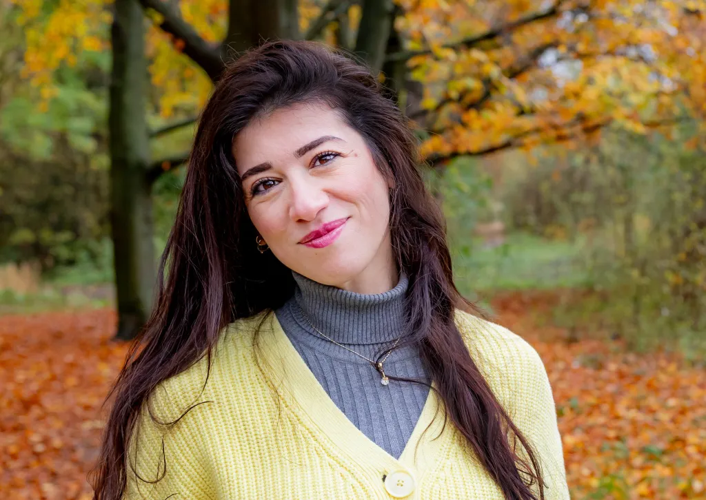 Glimlachende Yara, gevlucht uit Syrië, in een park in Bunnik. 