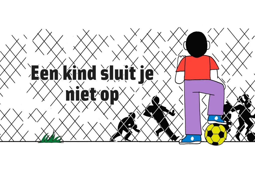 Jongetje achter hek kijkt naar spelende kinderen