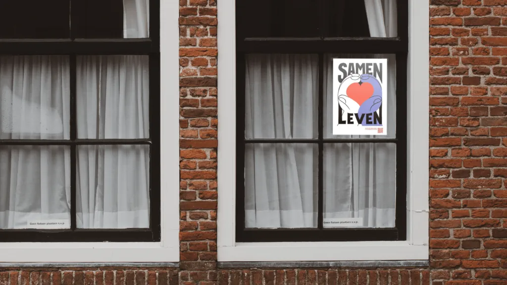 De Samen Leven-poster zichtbaar in een raam.