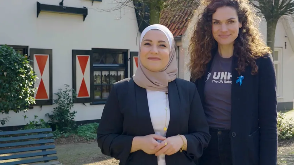 Twee vrouwen staan voor een huis