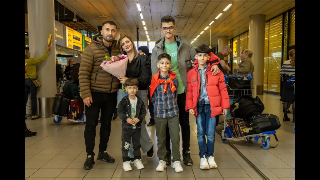 Farouk en zijn gezin op Schiphol