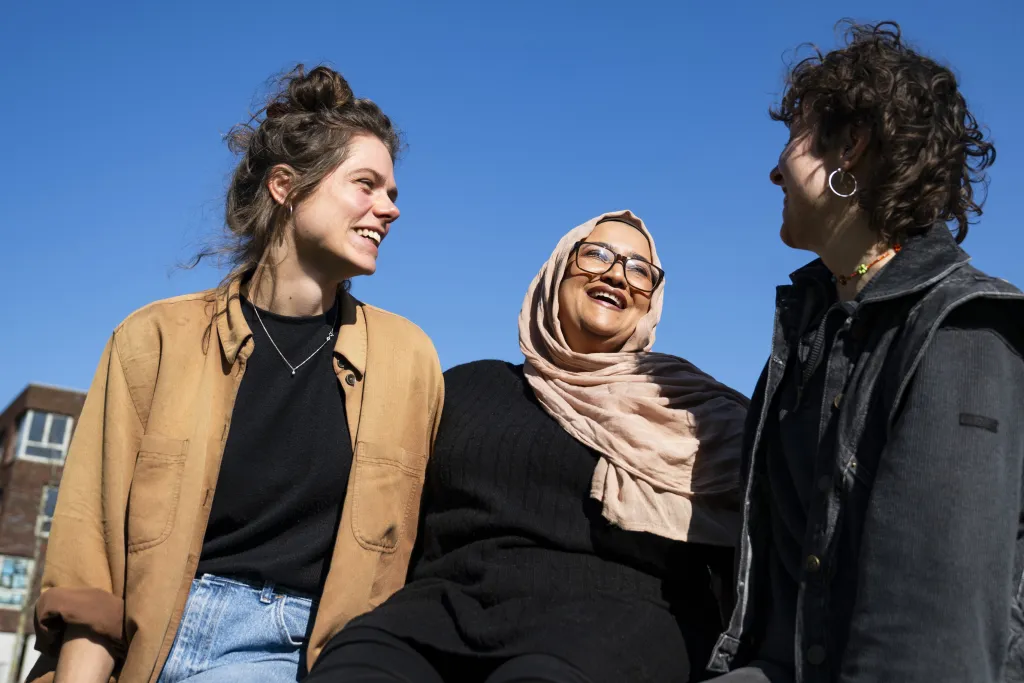 Hilde, Vera en Nana staan naast elkaar