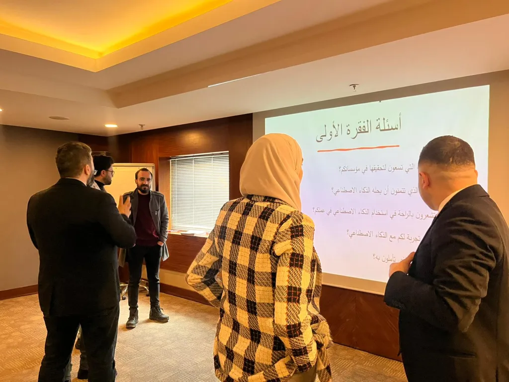 Tijdens een bijeenkomst in Turkije staan mensen met elkaar te praten