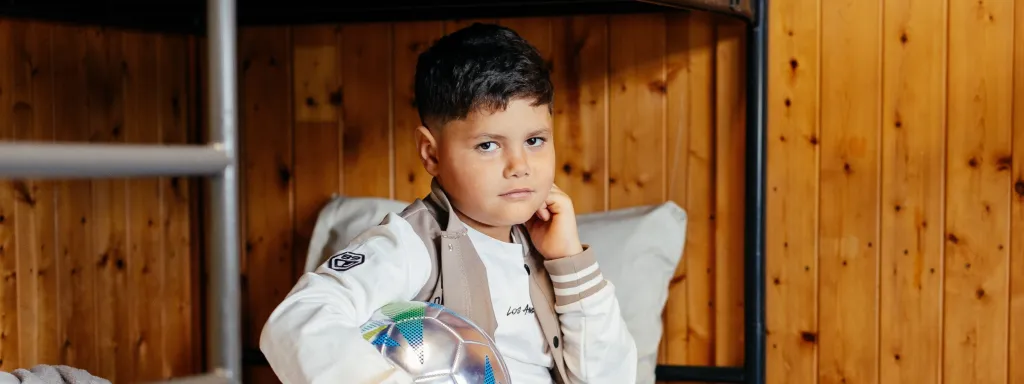 Abdalrahman zit in een kamer in de opvang