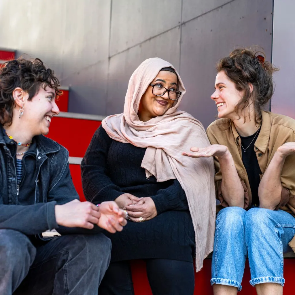 Hilde, vera en nana zitten samen op een trap
