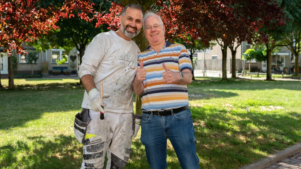 Schilder Suliman en arbeidscoach Rik lachen samen 