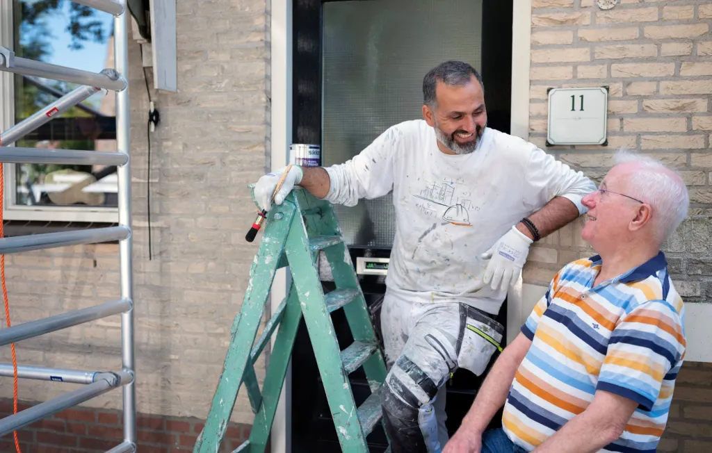 Schilder Suliman praat met arbeidscoach Rik
