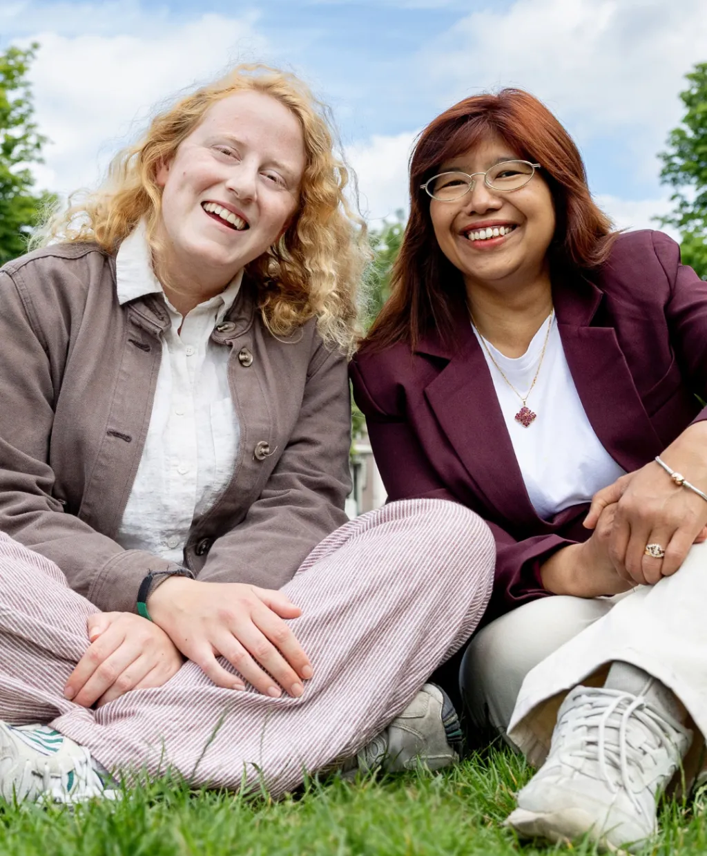 Esmee (links) zit naast Rachel (rechts) op het gras. 