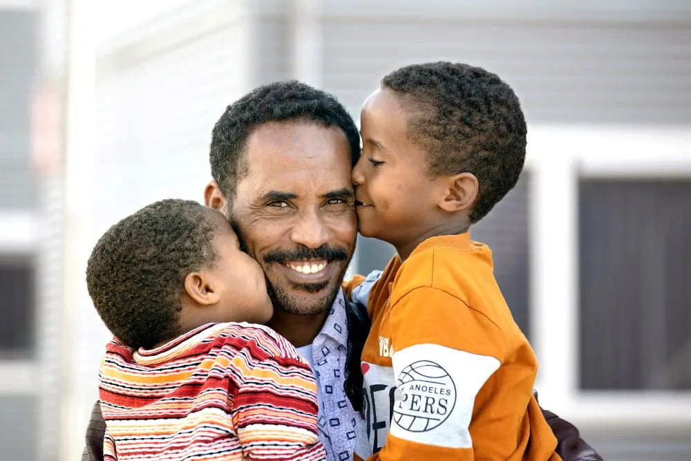 Vader met kinderen in azc