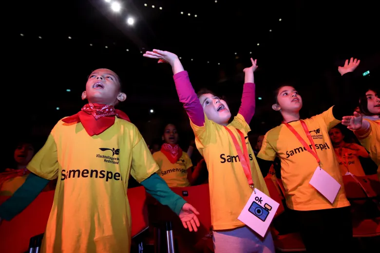 Vluchtelingenkinderen dansen tijdens concert van project Samenspel